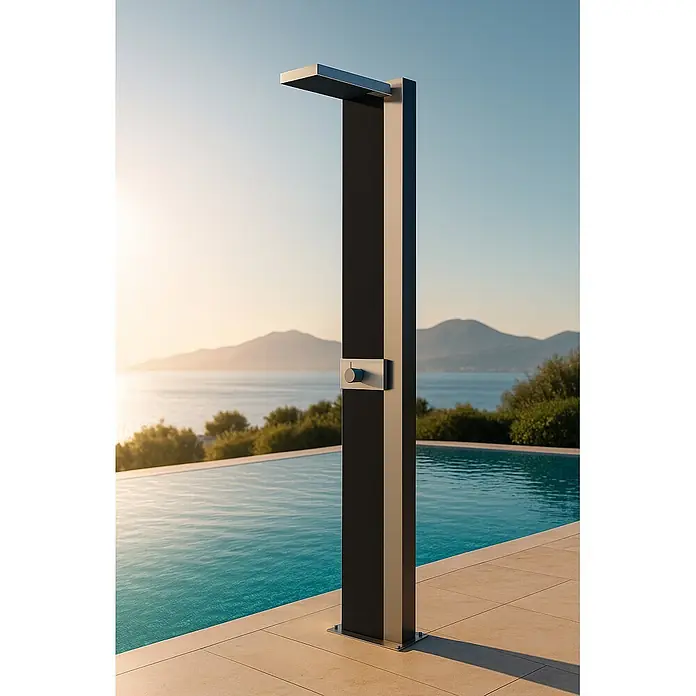 Ideal Eichenwald Pooldusche Modell 70 Glasdusche Tonga Solar - Edelstahl - Moderne schwarze und gebürstete Metall-Außendusche neben einem Pool.