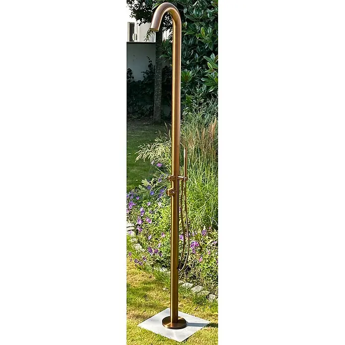 Ideal Eichenwald Pooldusche Modell 70 Gartendusche Sylt in Rosé Gold - Edelstahl - Freistehende Außendusche aus gebürsteter Bronze im Garten, mit gebogenem Duschkopf und Handbrause.