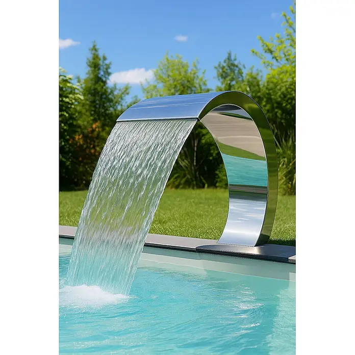 Ideal Eichenwald Pooldusche Modell 52 Schwalldusche Nevada - Edelstahl - Edelstahl-Pool-Wasserfall mit Wasserfluss in blaues Becken.
