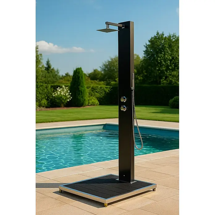 Ideal Eichenwald Pooldusche Modell 70 Glasdusche Kuba mit Bodenplatte in Anthrazit - Höhe: 0,01 m, Edelstahl - Schwarze Außendusche mit eckigem Duschkopf und Handbrause, auf Lattenrost, neben einem Pool.