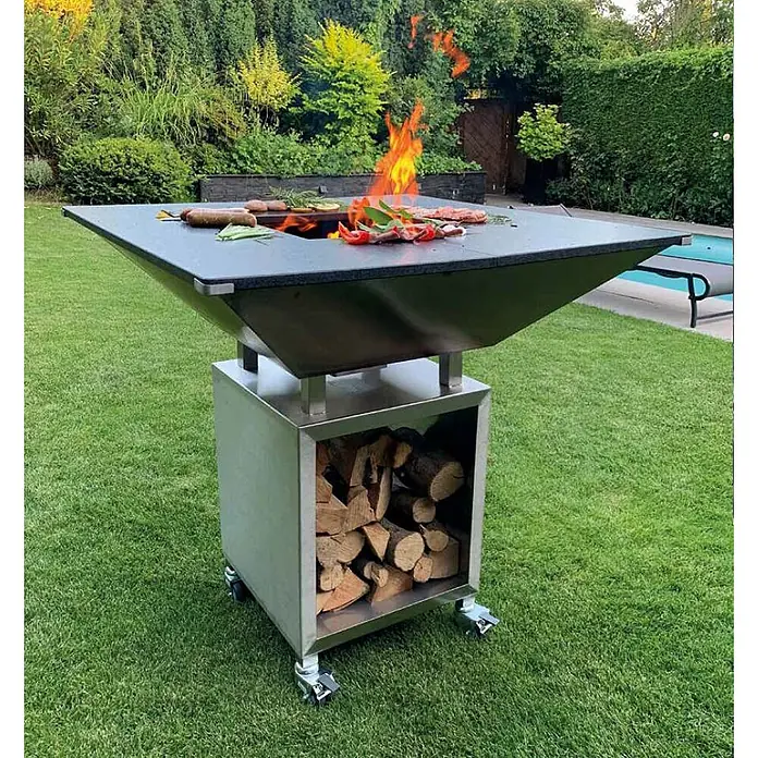 Ideal Eichenwald Pooldusche Grillrost mit Halterung höhenverstellbar 400x400mm - Edelstahl - Dunkelgrauer quadratischer Grill und Feuerstelle mit Essen, auf Edelstahlständer mit Rollen und integrierter Holzlagerung.