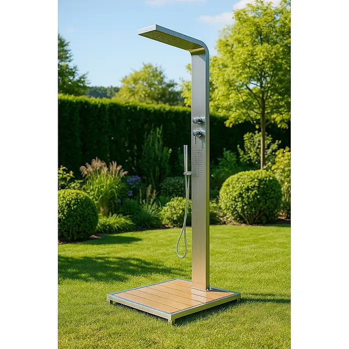 Ideal Eichenwald Pooldusche Modell 70 Gartendusche Elba mit WPC Plattform sandfarbig - Edelstahl - Outdoor-Dusche aus gebürstetem Edelstahl mit Holzoptik-Lattenrost, steht in einem sonnigen Garten.