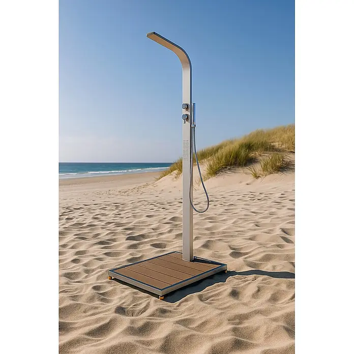 Ideal Eichenwald Pooldusche Modell 70 Gartendusche Helena mit WPC Plattform sandfarbig - Höhe: 0,01 m, Edelstahl - Moderne Außendusche mit Metallrahmen und Holzbasis am Sandstrand.