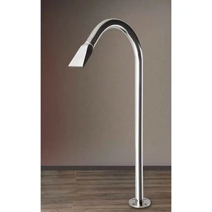 Ideal Eichenwald Pooldusche Modell 52 Wasserattraktion Schwallrohr Typ B Rundstrahl 6-Strahlig - Sonstiges - Elegante, bodenstehende Außendusche aus verchromtem Metall mit gewölbtem Design und flachem, abgewinkeltem Auslauf.