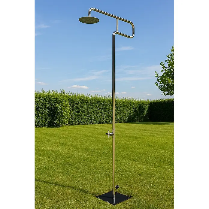Ideal Eichenwald Pooldusche Modell 70 Gartendusche Trombone mit Erdspieß Typ Kaltwasser - Edelstahl - Polierte Edelstahl-Außendusche mit großem Regenbrausekopf, stehend auf schwarzem Sockel.