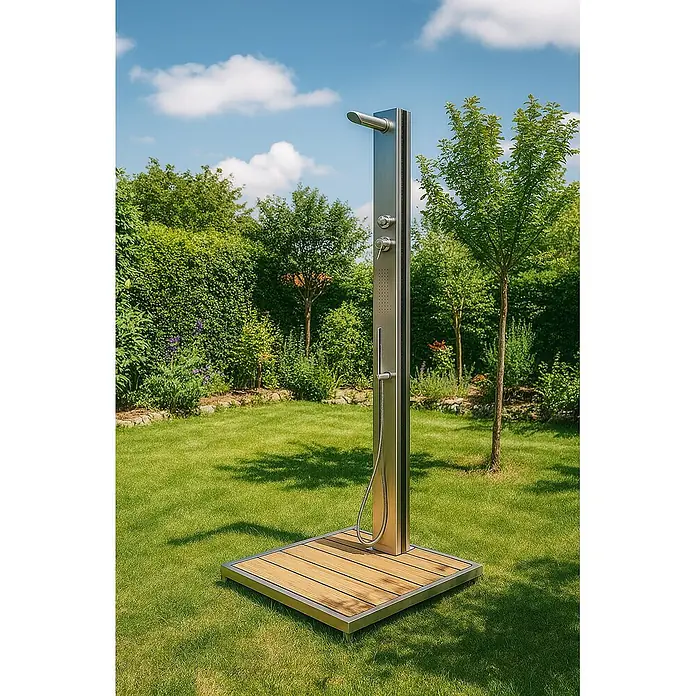 Ideal Eichenwald Pooldusche Modell 70 Gartendusche Malta mit WPC Plattform sandfarbig - Höhe: 0,01 m, Edelstahl - Freistehende Edelstahl-Außendusche mit Holzsockel, in einem üppigen grünen Garten unter blauem Himmel.