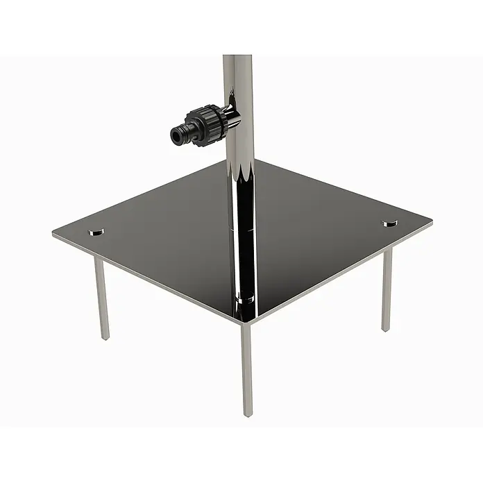 Ideal Eichenwald Pooldusche Modell 70 Gartendusche Trombone mit Erdspieß Typ Kaltwasser - Edelstahl - Quadratische Basis aus poliertem Edelstahl mit Mittelstange, schwarzem Schlauchanschluss und vier Standbeinen.