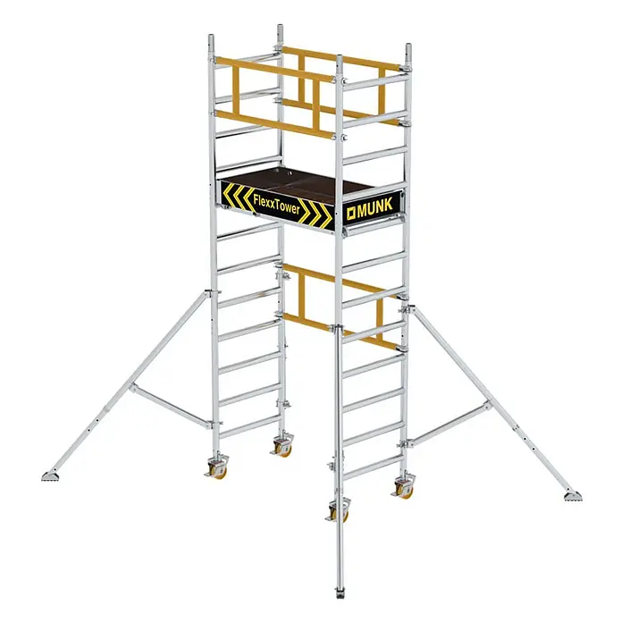Munk Rollgerüst FlexxTower Ein-Personen-Gerüst 4,10 AH - Arbeitshöhe: 4.100 m - Silbernes und gelbes Fahrgerüst mit brauner Plattform, Rollen und Auslegern für Stabilität.