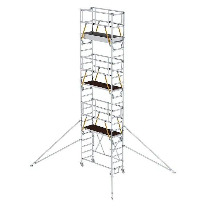 Munk Rollgerüst Klappgerüst SG 0,75x1,80m mit Ausleger und Sicherheitsgeländer 8,00m AH - Arbeitshöhe: 8.000 m - Hohes, fahrbares Aluminium-Rollgerüst mit mehreren dunkelbraunen Plattformen, gelben Diagonalstreben, Auslegern und Rollen.