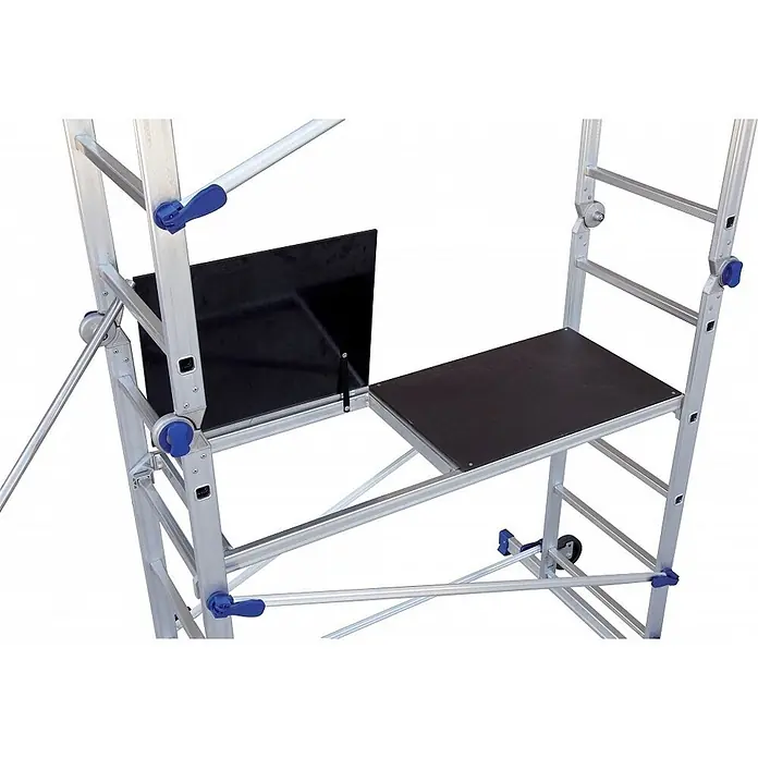 Facal Rollgerüst Gelenkgerüst S100 PINNA - Arbeitshöhe: 3.780 m - Silberfarbenes Aluminium-Rollgerüst mit schwarzen Plattformen und blauen Verbindungselementen.