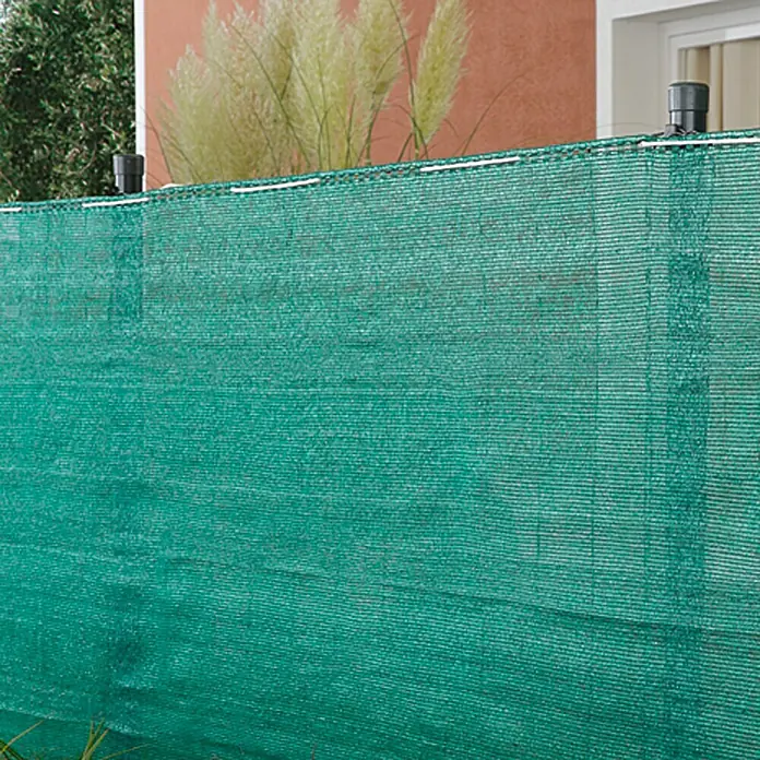 Sichtschutz - 500 x 80 cm, Grün - Ein grüner Sichtschutzzaun aus Netzgewebe bietet Privatsphäre und Windschutz im Garten oder auf der Terrasse.