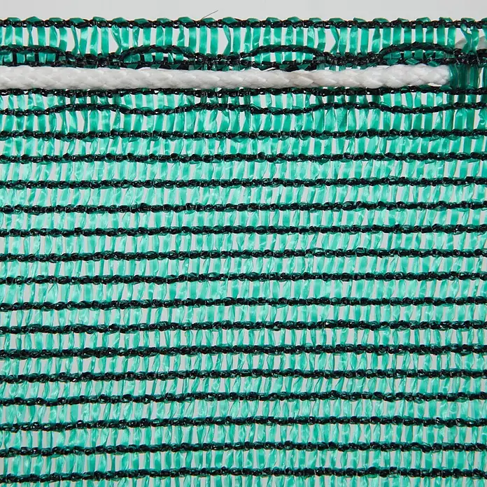Sichtschutz - 500 x 80 cm, Grün - Detailaufnahme eines grünen Schattierungsnetzes mit weißer Verstärkung, das für Sonnenschutz im Freien verwendet wird.