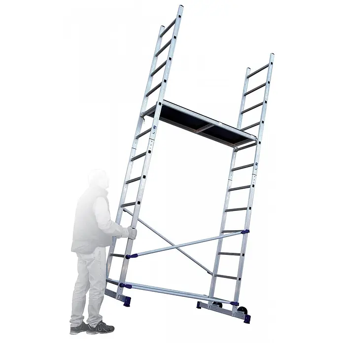 Facal Rollgerüst Heimwerkergerüst S100 CLIC - Arbeitshöhe: 4.360 m - Mobile Aluminium-Gerüstleiter mit schwarzer Arbeitsplattform, von einer Person bewegt.