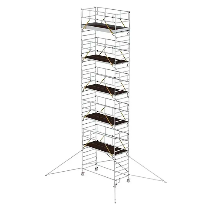 Munk Rollgerüst Rollgerüst SG mit Doppelplattform 1,35x3,00m und Ausleger 12,35m AH - Arbeitshöhe: 12.350 m - Hohes mobiles Aluminium-Rollgerüst mit mehreren dunkelbraunen Plattformen, Rollen und Auslegern.