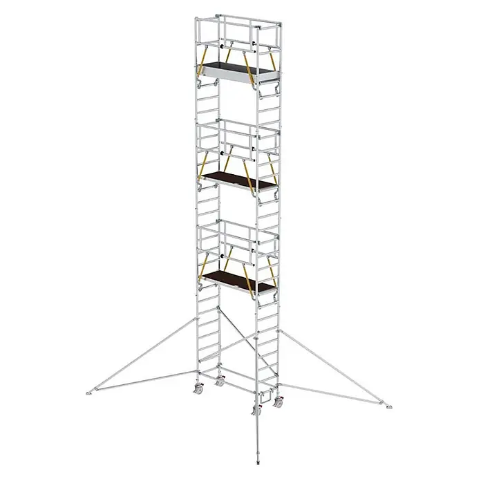 Munk Rollgerüst Rollgerüst SG mit Ausleger 0,75x1,80m Plattform 9,55m AH - Arbeitshöhe: 9.550 m - Hohes, silberfarbenes mobiles Gerüst mit mehreren dunkelbraunen Arbeitsplattformen, gelben Diagonalstreben, Auslegern und Rollen.