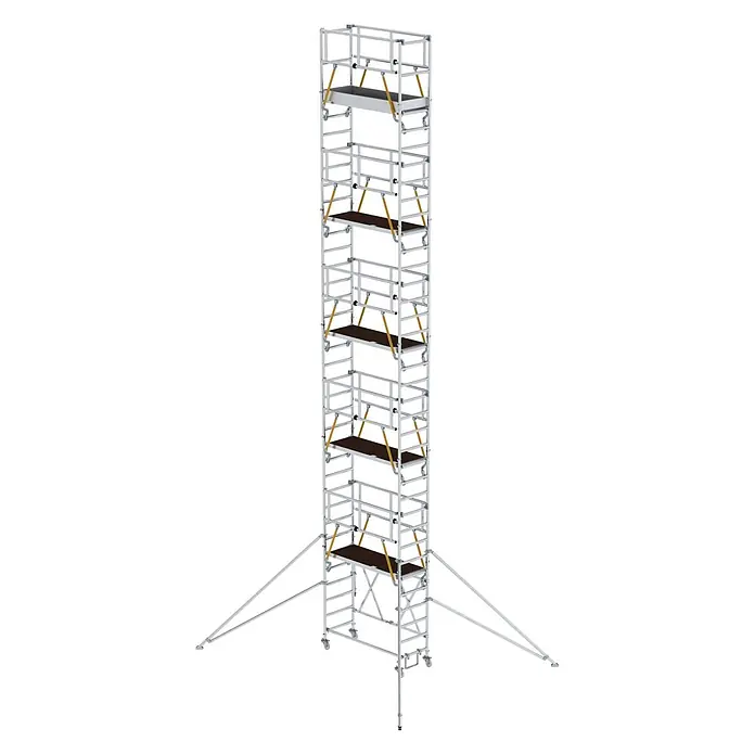 Munk Rollgerüst Klappgerüst SG 0,75x1,80m mit Ausleger und Sicherheitsgeländer 11,89m AH - Arbeitshöhe: 11.890 m - Hohes, mehrstufiges mobiles Aluminium-Rollgerüst mit dunklen Plattformen und gelben Diagonalstreben, mit Auslegern für Stabilität.