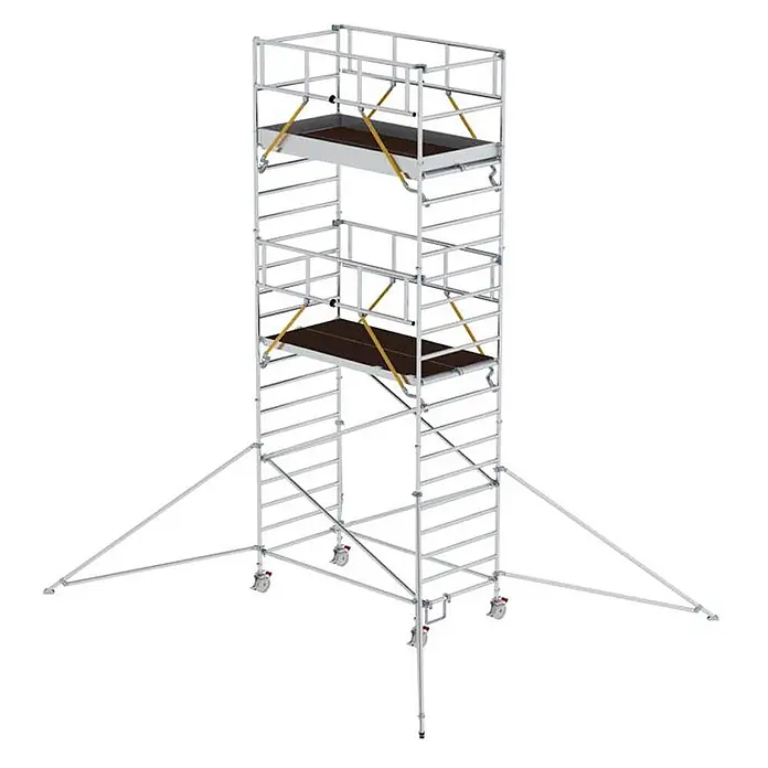 Munk Rollgerüst Rollgerüst SG mit Doppelplattform 1,35x2,45m und Ausleger 7,59m AH - Arbeitshöhe: 7.590 m - Silberfarbenes Aluminium-Rollgerüst mit zwei Arbeitsplattformen, gelben Gurten und stabilisierenden Auslegern.