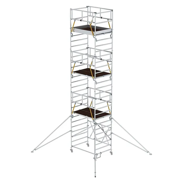 Munk Rollgerüst Klappgerüst SG 1,35x2,45m mit Ausleger und Sicherheitsgeländer 9,12m AH - Arbeitshöhe: 9.120 m - Hohes, silberfarbenes Rollgerüst mit mehreren braunen Plattformen, gelben Streben, Lenkrollen und Stützenauslegern.