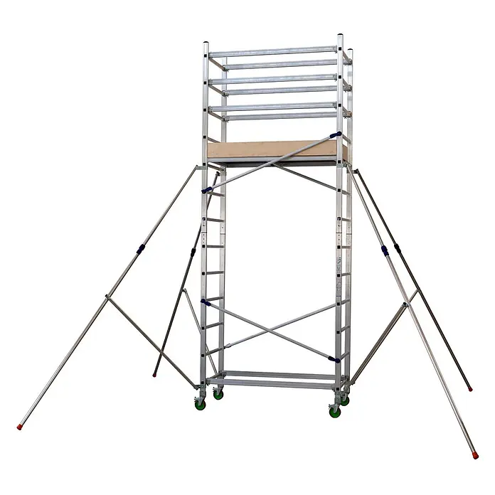 Facal Rollgerüst Fahrgerüst ALTO Grundgerüst + 1 Aufstockung 4,8m AH - Arbeitshöhe: 3.000 m - Silbernes Aluminium-Rollgerüst mit Holzplattform, grünen Rädern und vier Auslegern mit roten Spitzen.