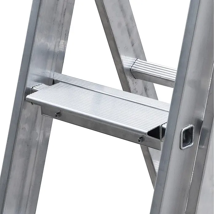 Iller Leiter Schiebeleiter Aufsteckstufen für Aluminiumn Mehrzweckn und Schieben - Aluminium - Silberne Aluminiumleiter mit breiten, geriffelten Stufen und Plattform, stabile Konstruktion zeigend.
