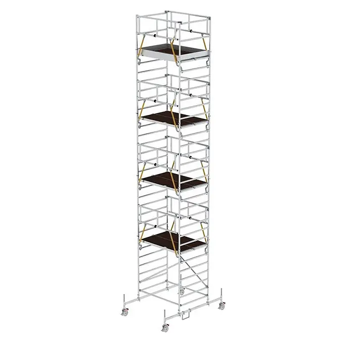 Munk Rollgerüst Rollgerüst SG mit Doppelplattform 1,35x1,80m Plattform 10,58m AH - Arbeitshöhe: 10.580 m - Ein hoher, silberfarbener fahrbarer Aluminium-Rollgerüstturm mit mehreren braunen Arbeitsplattformen und Rollen.