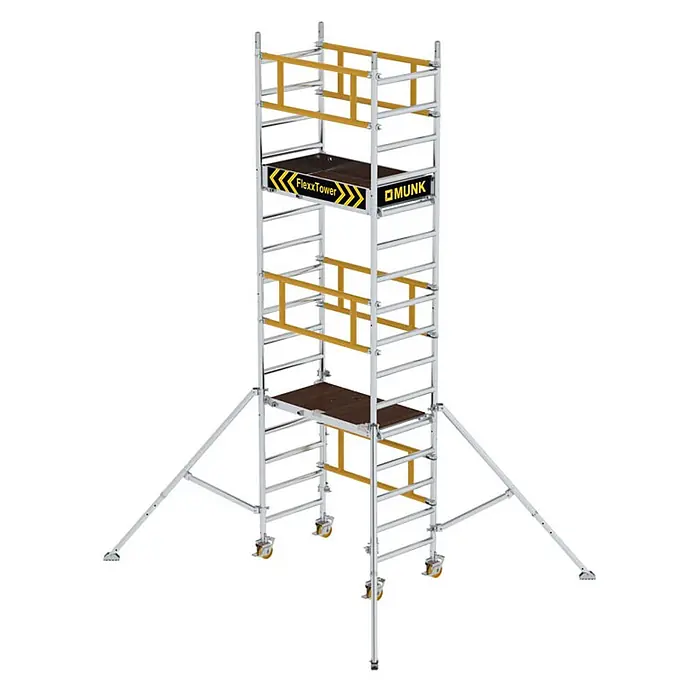 Munk Rollgerüst FlexxTower Ein-Personen-Gerüst 5,10 AH - Arbeitshöhe: 5.100 m - MUNK FlexxTower fahrbares Aluminium-Rollgerüst mit gelben Akzenten, zwei braunen Plattformen, Auslegern und Rädern für Arbeiten in der Höhe.