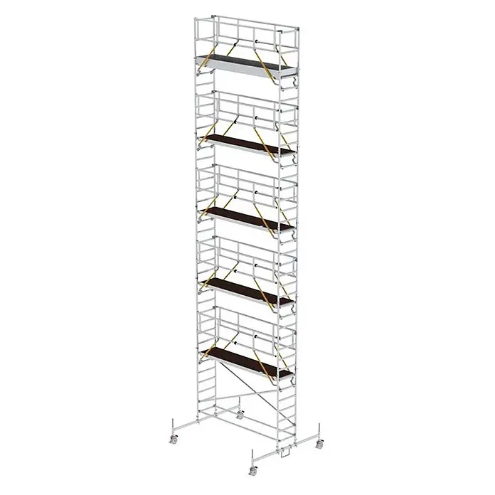 Munk Rollgerüst Rollgerüst SG 0,75x3,00m Plattform 12,54m AH - Arbeitshöhe: 12.540 m - Hohes, silberfarbenes Rollgerüst mit mehreren dunkelbraunen Plattformen, gelben Streben und Auslegern auf Rädern.