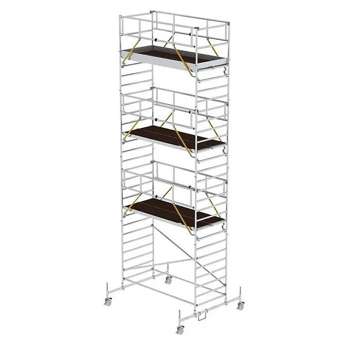 Munk Rollgerüst Rollgerüst SG mit Doppelplattform 1,35x3,00m Plattform 9,74m AH - Arbeitshöhe: 9.740 m - Fahrbares Gerüst mit drei braunen Arbeitsplattformen, Geländern und stabilisierenden Auslegern mit Rollen.