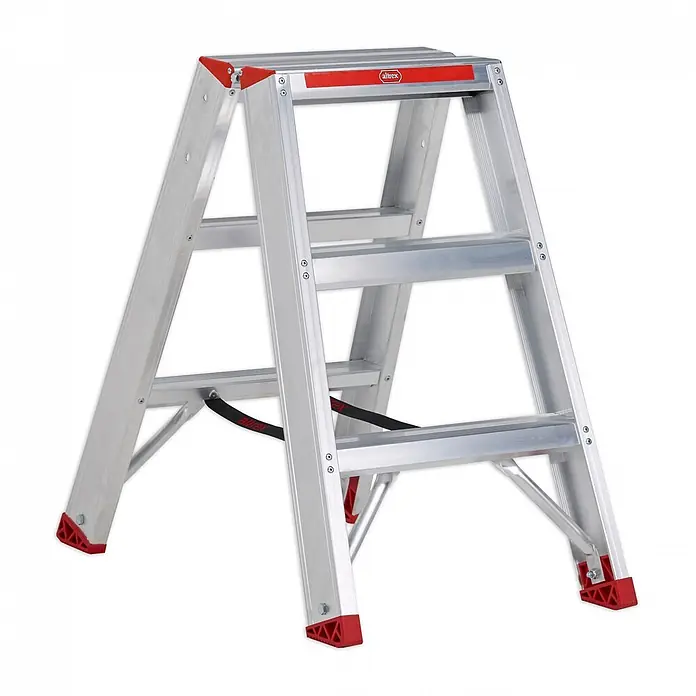 Altrex Stehleiter Sierra beidseitig begehbare Stufenstehleiter SDO 3 Stufen ohne Bügel - Anzahl Tritte: 3 Stk., Arbeitshöhe: 2.700 m, Aluminium - Silberne Aluminium-Klappleiter mit roten Akzenten und rutschfesten Füßen.