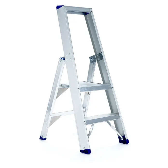 ASC Stehleiter Eurostairs Stufenstehleiter einseitig eloxiert mit Plattform 2 Stufen - Anzahl Tritte: 2 Stk., Arbeitshöhe: 2.300 m, Aluminium - Silberne Aluminium-Stehleiter mit blauen Füßen, einsatzbereit.