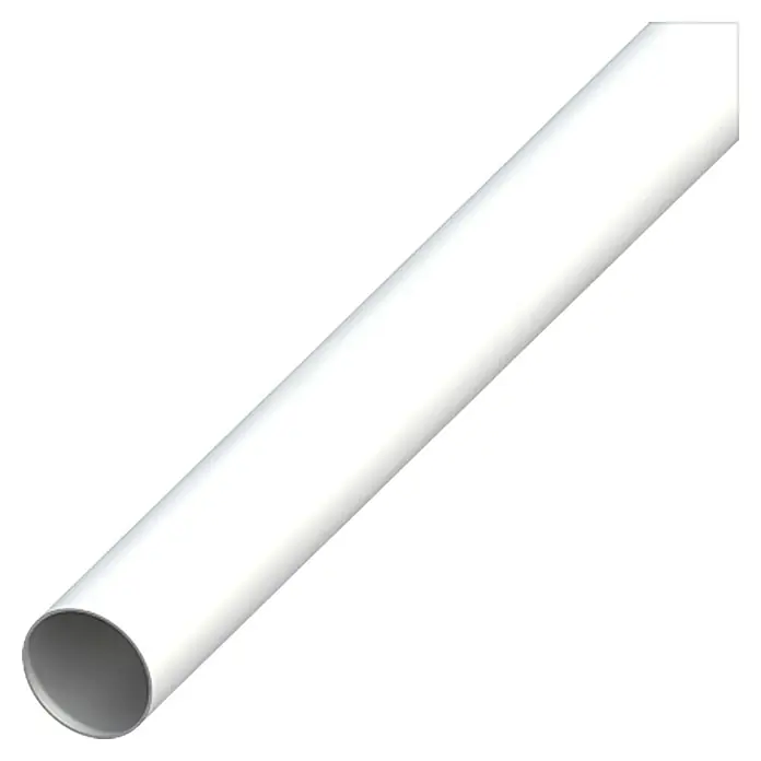 Kantoflex Rundrohr - 25 x 1.000 mm, Weiß - Nahaufnahme eines langen, weißen PVC-Rohrs, das diagonal von unten links nach oben rechts verläuft. Es zeigt die glatte Oberfläche und das hohle Innere.