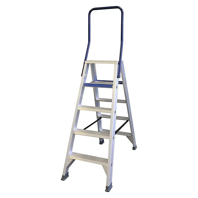 ASC Stehleiter Stufenstehleiter DT-5 doppelseitig 5 Stufen mit 3,26m Arbeitshöhe - Anzahl Tritte: 5 Stk., Arbeitshöhe: 3.260 m, Aluminium - Silberne Aluminium-Stehleiter mit blauen Akzenten und Sicherheitsbügel. Rutschfeste Stufen und stabile schwarze Füße.