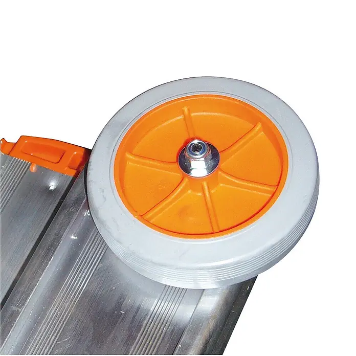 Facal Seilzugleiter Seilzugleiter ROLLER S600 2x11 Sprossen - Anzahl Tritte: 11 Stk., Arbeitshöhe: 6.800 m, Aluminium - Nahaufnahme eines grau-orangen Rades mit Metallnabe, auf einer strukturierten Metallleiter oder Rampe ruhend.