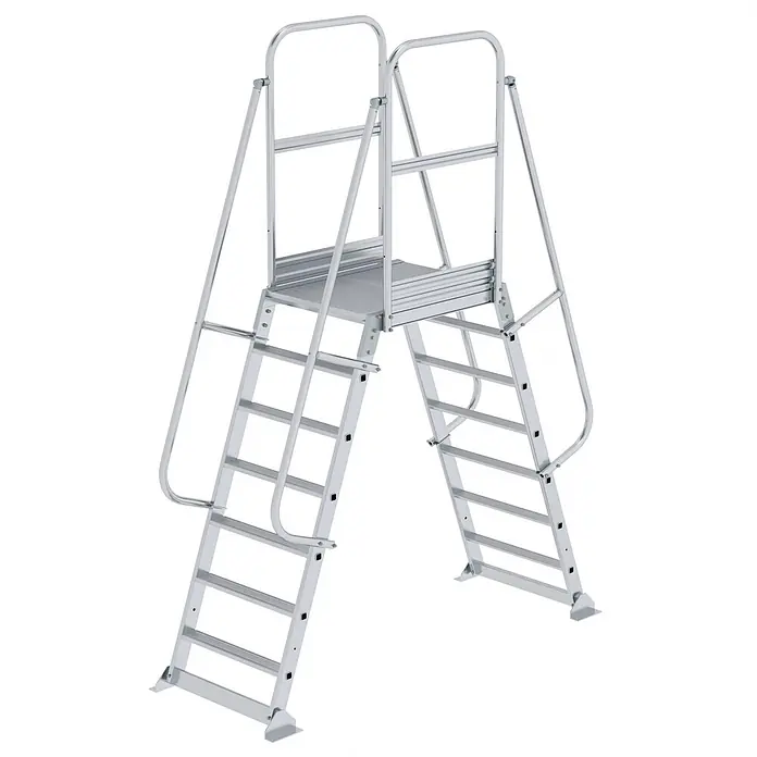 Munk Treppenpodest Überbrückung beidseitig begehbar 7 Stufen -  - Silberne Aluminium-Überstiegsleiter mit zwei Treppen und einer zentralen Plattform samt Handläufen.