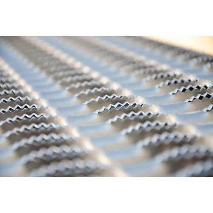Mauderer Treppenpodest Bavaria Aluminium Überstieg M 1010mm Plattformlänge 1120mm lichte Höhe -  - Silbernes Anti-Rutsch-Gitter aus Metall mit scharfen Wellenkanten.