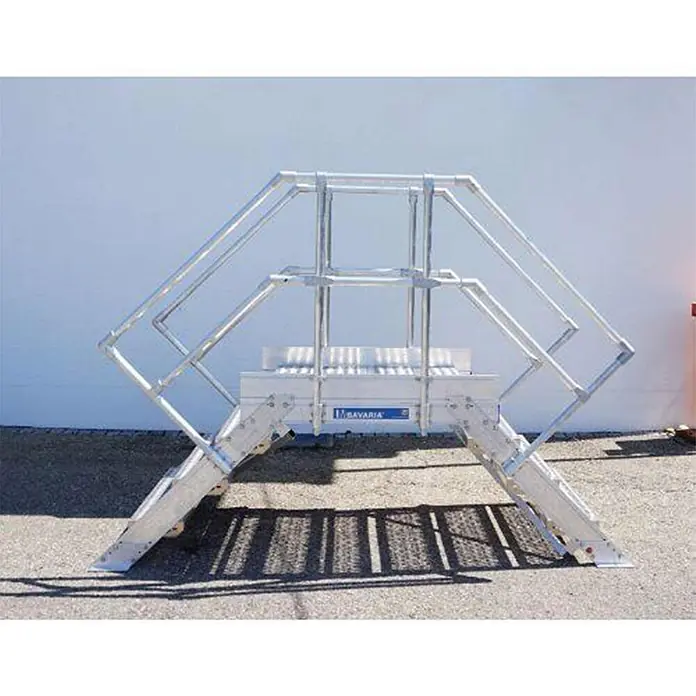Mauderer Treppenpodest Bavaria Aluminium Überstieg M 1010mm Plattformlänge 1120mm lichte Höhe -  - Silberne Aluminium-Übersteigplattform mit beidseitigen Treppen und Geländern.