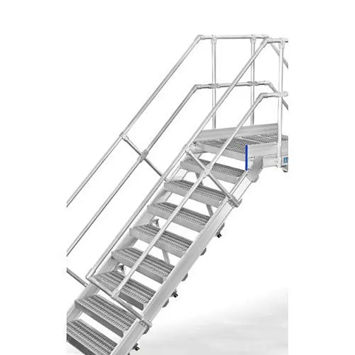 Mauderer Treppenpodest Bavaria Aluminium Überstieg M 1010mm Plattformlänge 1120mm lichte Höhe -  - Silberne Industrietreppe aus Metall mit rutschfesten Stufen, Handläufen und einer oberen Plattform.