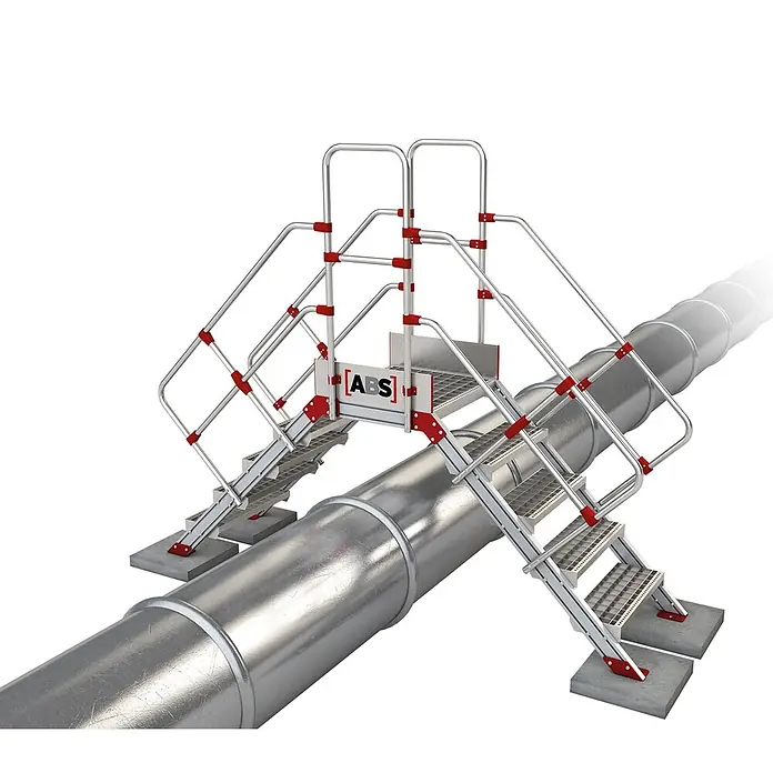 ABS Treppenpodest Überstieg mit 400mm Höhe & 600mm Podest Länge -  - Silbernes und rotes Übersteigsystem mit Treppen, Handläufen und einer Plattform für sichere Passage über ein großes Rohr, mit "ABS" Logo.