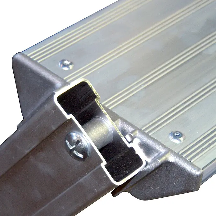 Facal Treppenpodest Diva Überstieg 60° Plattform 120x53cm 2 Stufen -  - Nahaufnahme eines silbergrauen Aluminium-Rampenscharniers mit Stiftverbindung und geriffelter Anti-Rutsch-Oberfläche.