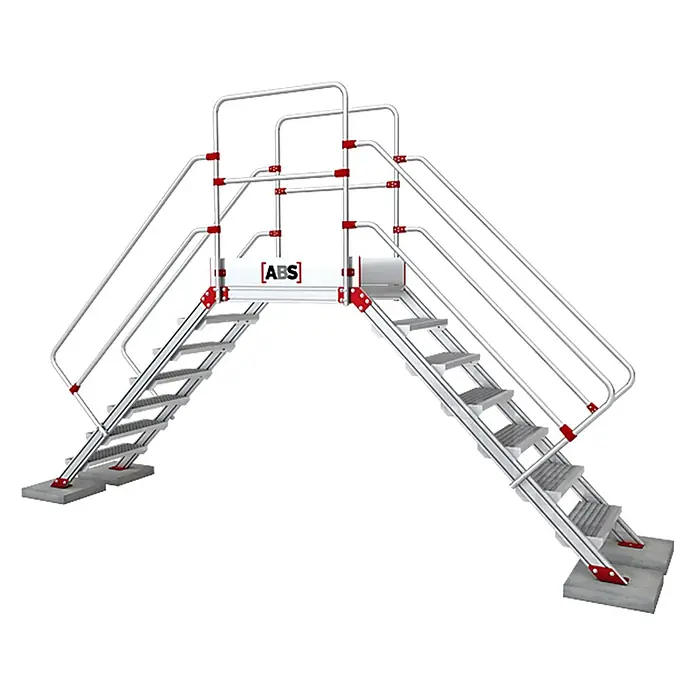 ABS Treppenpodest Überstieg mit 1400mm Höhe & 800mm Podest Länge -  - Modulares Überstiegssystem aus silbernem Aluminium mit zwei Treppen, Geländern und einer zentralen Plattform mit roten Akzenten für sicheren erhöhten Zugang.
