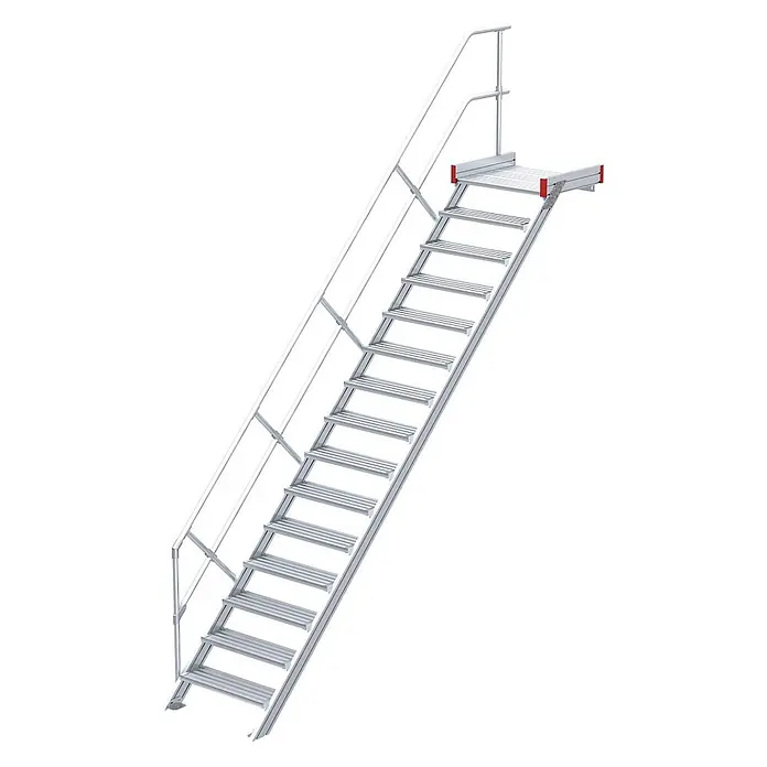 Euroline Treppenpodest 511 Podesttreppe 45° 800mm Stufenbreite 15 Stufen Alu gerieft -  - Silberfarbene Metall-Industriestiege mit Geländern und einer oberen Plattform, mit gerillten Stufen für Rutschfestigkeit.