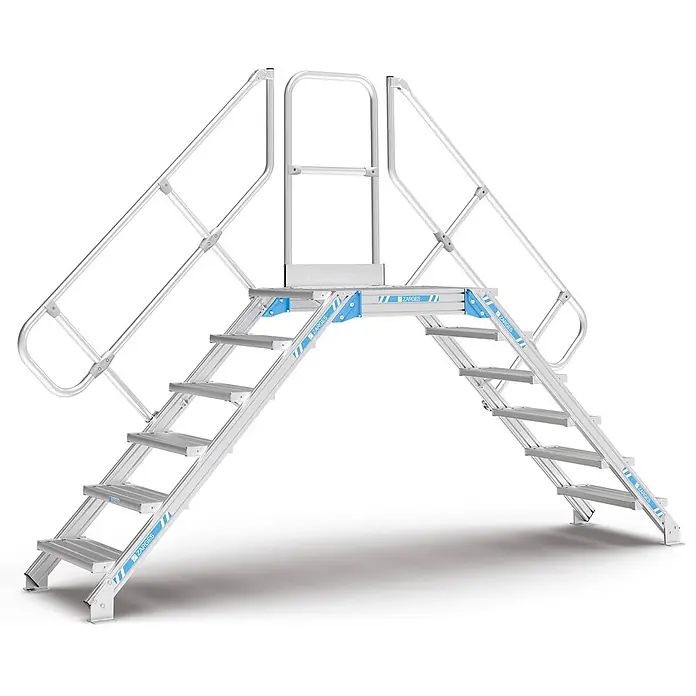 Zarges Treppenpodest Überstieg 45° 600mm Stufenbreite 4 Stufen -  - Aluminium-Industriezugangsplattform mit zwei Treppen und Handläufen für sicheren erhöhten Zugang.