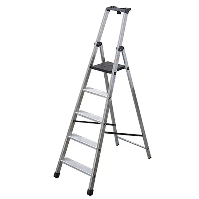Facal Stehleiter Stufenstehleiter S100 Piu Su Maxi 5 Stufen - Anzahl Tritte: 5 Stk., Arbeitshöhe: 3.020 m, Aluminium - Silberne Aluminium-Klappleiter mit 5 Stufen und einer schwarzen oberen Plattform.