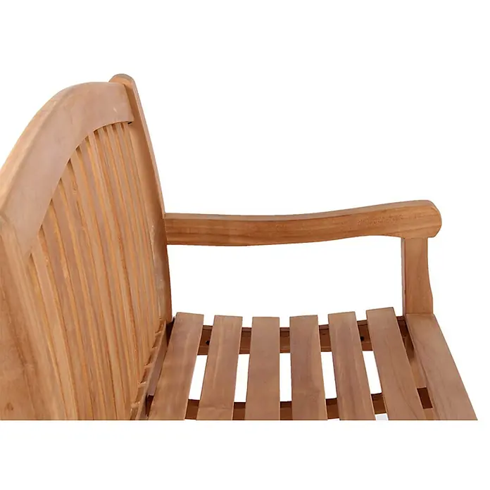 Bene Living Gartenbank Swindon - Teakholz, Natur - Hellbraune Holzbank mit gebogener Lattenrückenlehne, Armlehne und Teil der Sitzfläche.