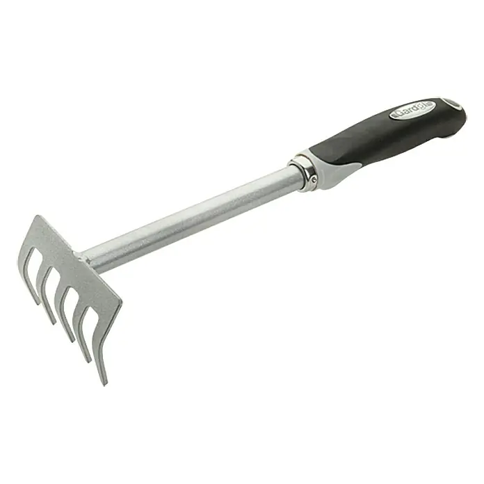 Gardol Rastrillo pequeño - Anchura de trabajo: 85 mm, Número de púas: 5, Mango corto - Primer plano de un cultivador de jardín de mano con mango negro y púas plateadas.
