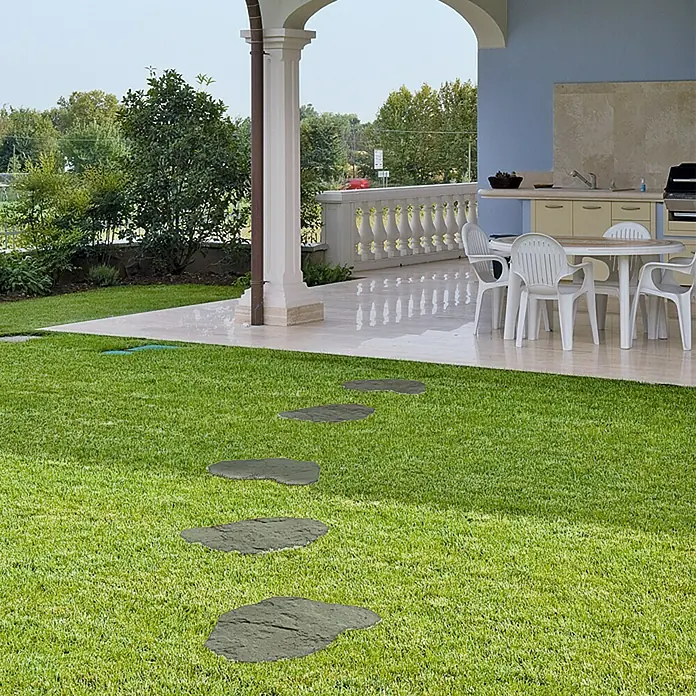 Trittstein Send - 36 x 48 x 3,5 cm, Grau, Beton - Trittsteine aus Naturstein führen durch einen grünen Garten, ideal für Gartenwege und als dekoratives Element im Außenbereich.