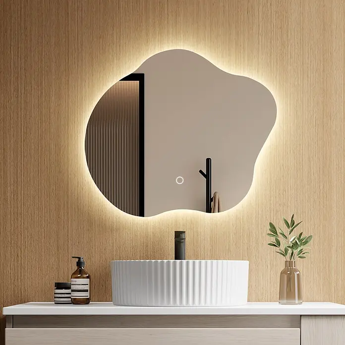 Emke Lichtspiegel Dimlite LM31 - 50 x 45 cm - Organisch geformter, hintergrundbeleuchteter LED-Spiegel an einer Holzwand über einem Waschbecken.