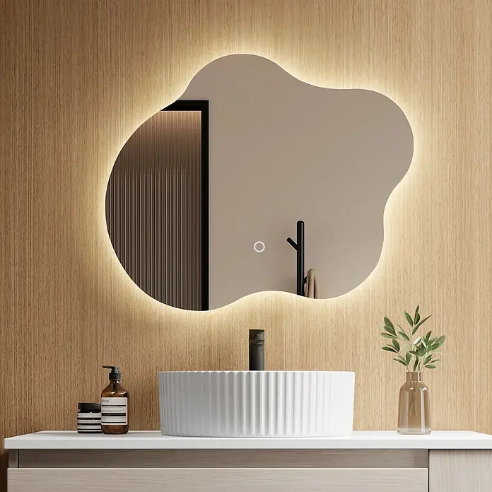 Emke Lichtspiegel Dimlite LM31 - 60 x 50 cm - Organisch geformter, hintergrundbeleuchteter LED-Spiegel über weißem Rillenwaschbecken an Holzwand.