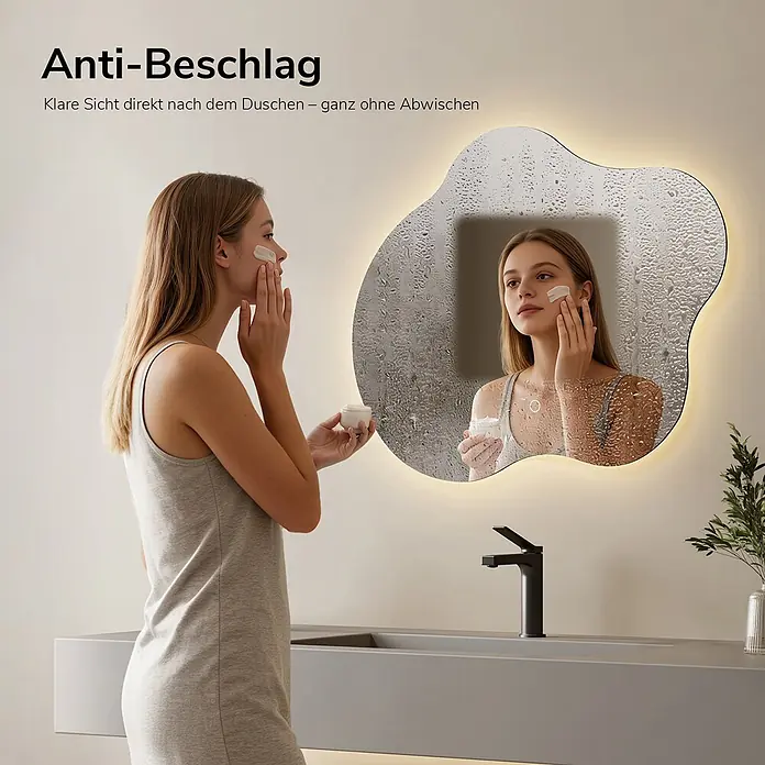 Emke Lichtspiegel Dimlite LM31 -  - Frau cremt sich vor einem einzigartigen, beleuchteten Anti-Beschlag-Spiegel ein, klare Sicht trotz Duschnebel.