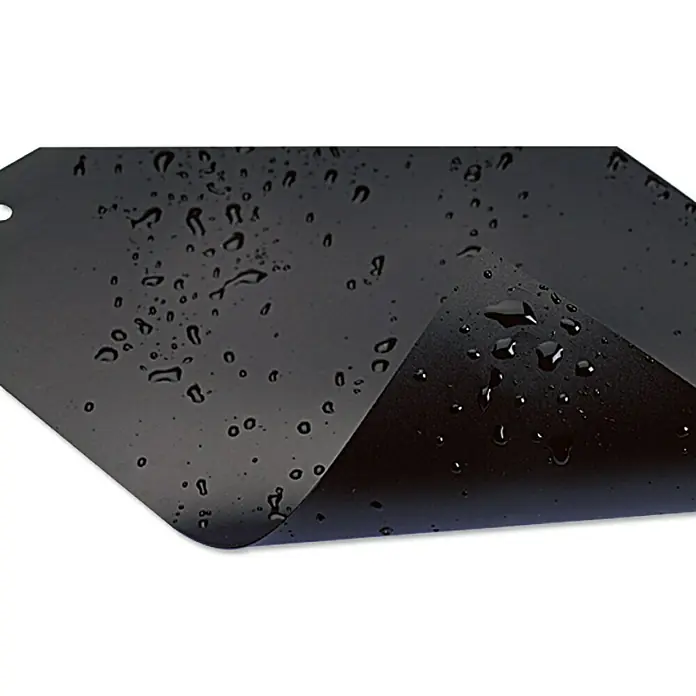 Oase PVC-Teichfolie Meterware - Stärke: 0,5 mm, Breite: 2 m, Regeneratfrei - Ein schwarzes, wasserabweisendes Grillmattenprodukt, das sich durch seine Antihaftbeschichtung und einfache Reinigung auszeichnet, ist mit Wassertropfen bedeckt.